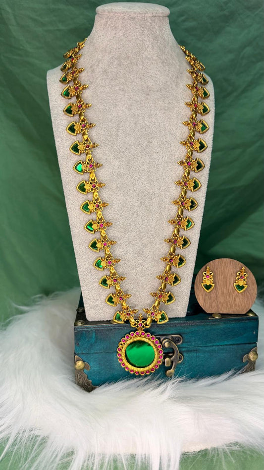 Green temple pendant necklace and earrings set by Belumiee, featuring a long haram necklace with matching jewelry.