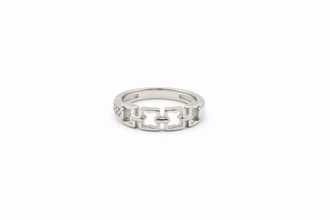 Sterling silver chain link pave ring by Belumiee, featuring a textured chain link design on a sleek band.